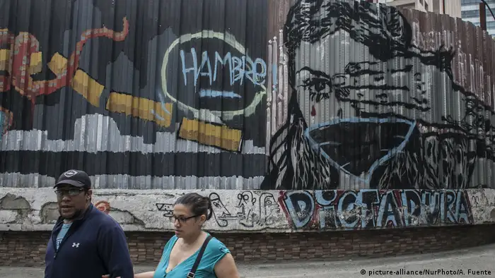 Eine Wand in Caracas mit Graffitis, unter anderem mit den Schriftzügen Hunger und Dictadura (picture-alliance/NurPhoto/A. Fuente)