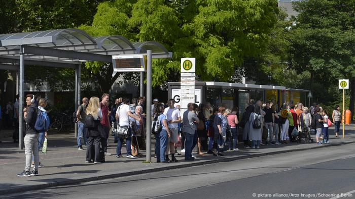 Bushaltestelle (picture-alliance/Arco Images/Schoening Berlin)