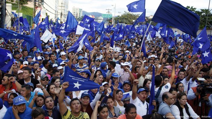 Honduras Anhänger von Präsident Juan Orlando Hernandez in Tegucigalpa (picture-alliance/AP Photo/F. Antonio)