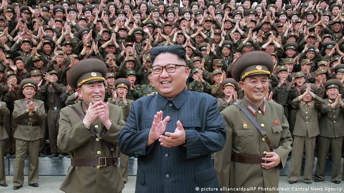 Klatschender Kim Jong Un vor dutzenden jubelnden Militärs
