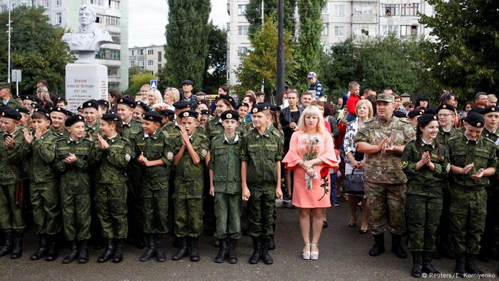 В кадетското училище в Ставропол новата учебна година започва с тържествена церемония. Подобни училища имат дълга традиция: още в Царска Русия, а по-късно и по времето на Сталин, бъдещият елит на държавата преминава обучение именно в някое от многобройните военни училища. И до днес е много трудно да бъдеш приет в кадетско училище - шанс имат само най-добрите.