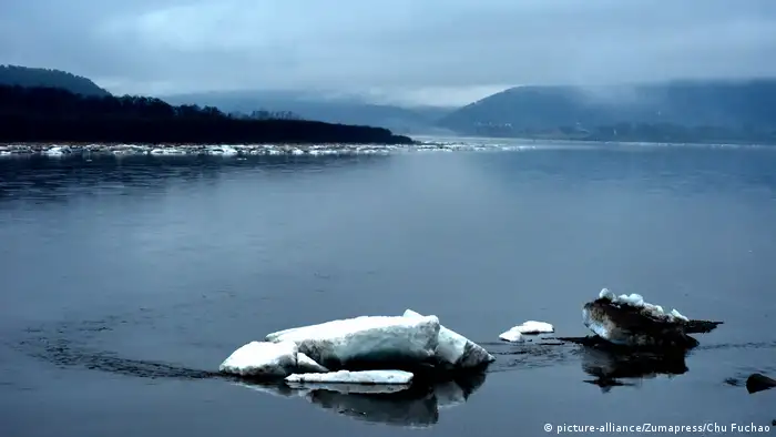Photo: Ice on the Amur River (Source: picture-alliance/Zumapress/Chu Fuchao)