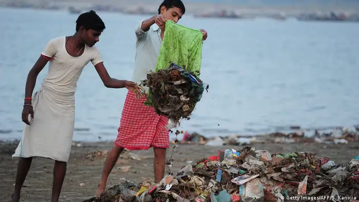 Photo: Indian students collecting garbage on the banks of the Ganges. (Source: Getty Images/AFP/S. Kanojia)