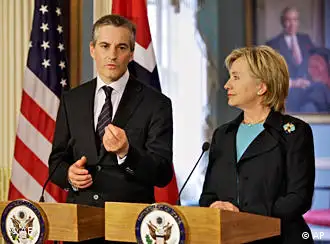 2009年4月，斯特勒与美国国务卿克林顿在华盛顿（资料图片）