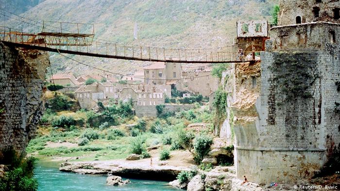 Bosnia y Herzegovina: destrucción del puente de Mostar.