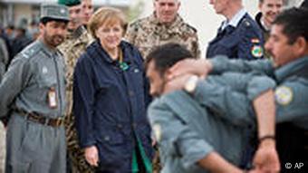 Bundeskanzlerin Merkel beim Training der Afghanischen Polizei (AP Photo/Michael Kappeler, Pool)