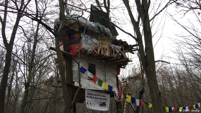 A tree house built by activists in Hambach Forest (DW/P. Große)