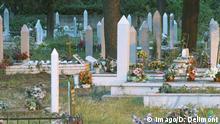 A graveyard with many recent tombs from the war with white tombstones. Evening light. Town of Mostar. Federation Bosne i Hercegovine. Bosnia Herzegovina, Europe. PUBLICATIONxINxGERxSUIxAUTxONLY Copyright: xPerxKarlssonx/xDanitaxDelimont EU44 PKA0047
a Graveyard With MANY Recent Tombs from The was With White tombstones evening Light Town of Mostar Federation BOSNE I HERCEGOVINE Bosnia Herzegovina Europe PUBLICATIONxINxGERxSUIxAUTxONLY Copyright xPerxKarlssonx xDanitaxDelimont EU44 PKA0047