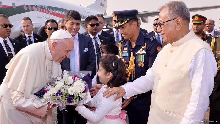El Papa Francisco llegó hoy a Bangladesh, donde pasará tres días y donde la crisis de la huida de cientos de miles de musulmanes rohinyá desde Myanmar provoca controversia. El presidente bangladesí, Abdul Hamid, elogió al Papa por alzar su voz frente a la brutalidad contra los miembros de esa minoría musulmana. (30.11.2017).