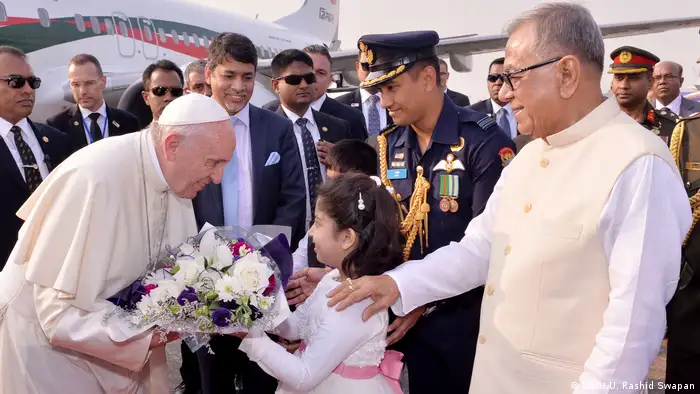 El Papa Francisco llegó hoy a Bangladesh, donde pasará tres días y donde la crisis de la huida de cientos de miles de musulmanes rohinyá desde Myanmar provoca controversia. El presidente bangladesí, Abdul Hamid, elogió al Papa por alzar su voz frente a la brutalidad contra los miembros de esa minoría musulmana. (30.11.2017).