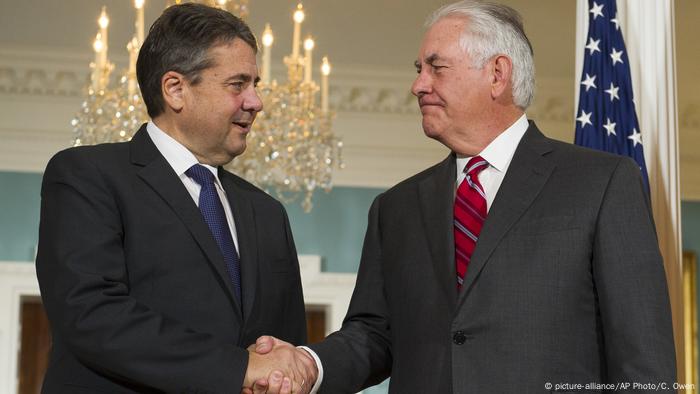 USA Außenminister Gabriel trifft US-Außenminister Rex Tillerson (picture-alliance/AP Photo/C. Owen)