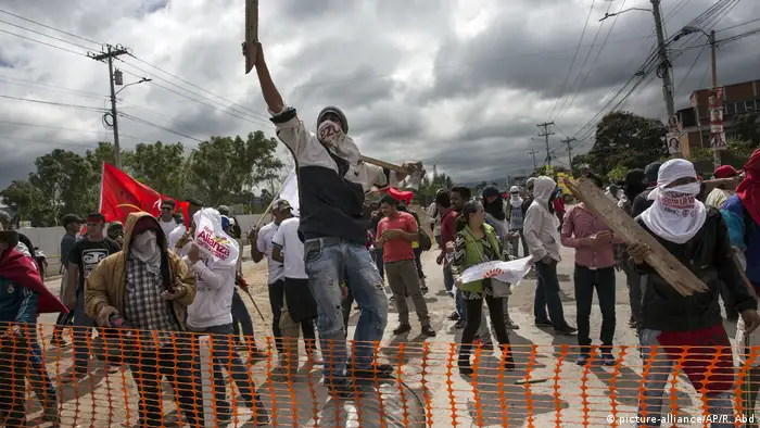 Honduras Wahlen - Ausschreitungen (picture-alliance/AP/R. Abd)