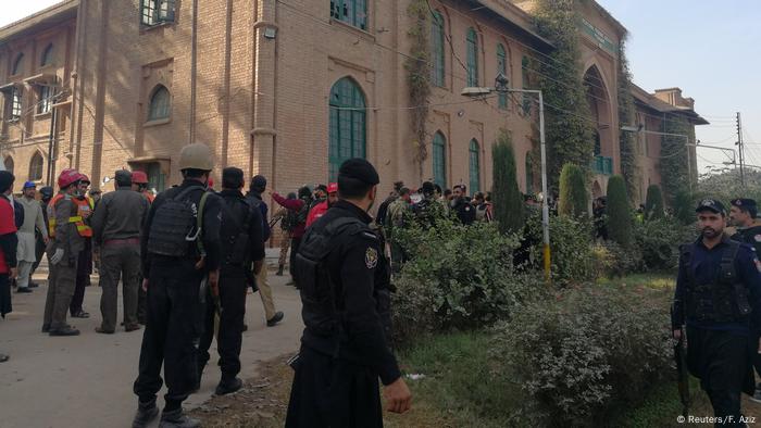 Al menos 14 personas han muerto, incluidos cinco terroristas, y 25 han resultados heridas hoy en un asalto reivindicado por el principal grupo talibán paquistaní, el TTP, a un departamento de la Universidad de Peshawar, en el norte de Pakistán, informaron este viernes (1.12.2017) diferentes fuentes oficiales. (1.12.2017).