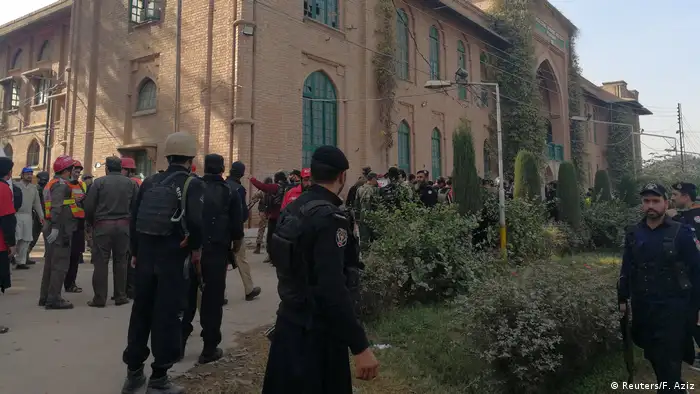 Al menos 14 personas han muerto, incluidos cinco terroristas, y 25 han resultados heridas hoy en un asalto reivindicado por el principal grupo talibán paquistaní, el TTP, a un departamento de la Universidad de Peshawar, en el norte de Pakistán, informaron este viernes (1.12.2017) diferentes fuentes oficiales. (1.12.2017).
