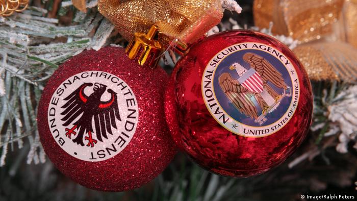 Logo der Geheimdienste BND Bundesnachrichtendienst und NSA National Security Agency auf Christbaumkugeln