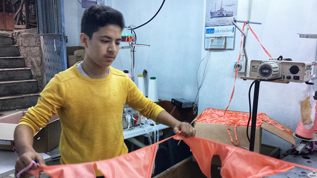 İstanbul'da tekstil atölyesinde çalışan bir sığınmacı çocuk