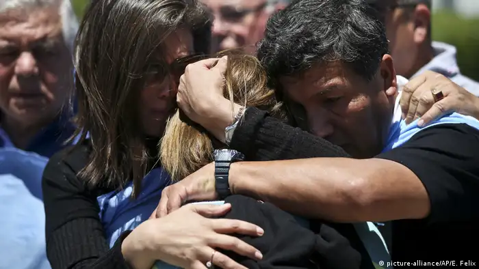 Familiares de los 44 tripulantes del submarino argentino ARA San Juan, desaparecido desde hace 15 días, expresaron ayer su angustia y tristeza al saber que se descarta ya el rescate con vida de los marineros. El portavoz de la Armada Argentina, Enrique Balbi, dijo que no se dará respuesta definitiva hasta no tener la localización de la nave. (1.12.2017).