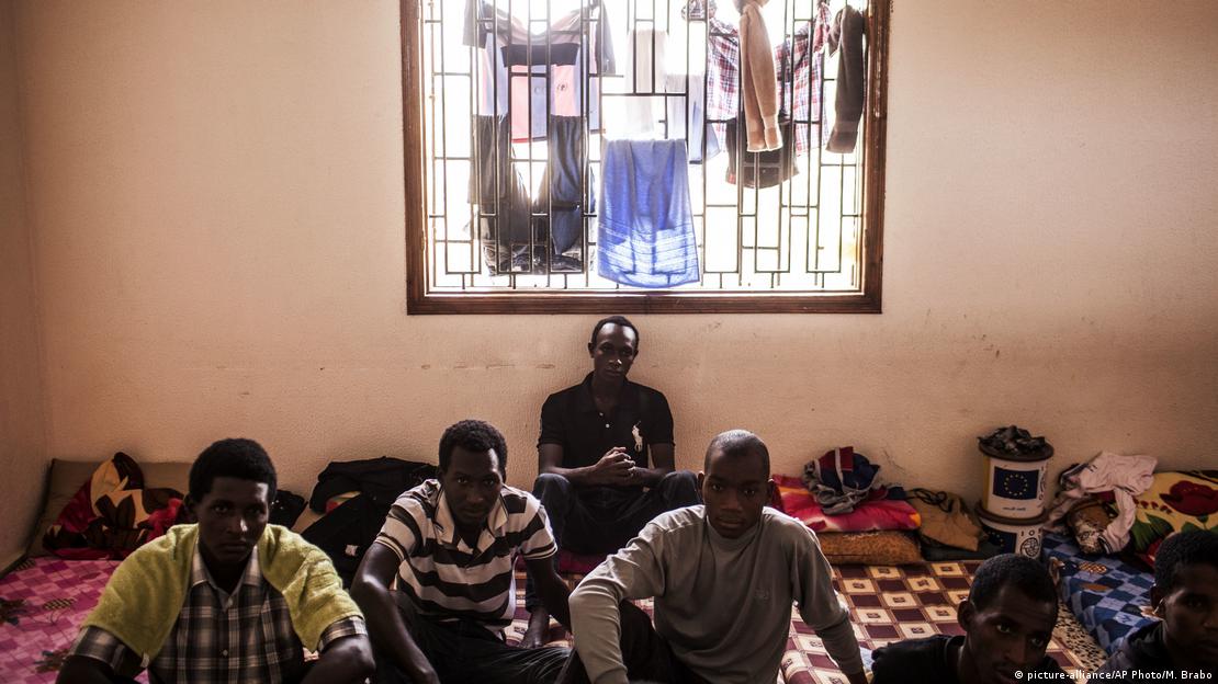 Quatre migrants de Conakry assis dans une cellule en Libye (archive)