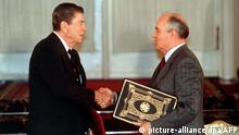US-Präsident Ronald Reagan (l) und der sowjetische Parteichef Michail Gorbatschow (r) tauschen am 1. Juni 1988 in Moskau die Ratifizierungsurkunden des INF-Vertrages zur Vernichtung der atomaren Mittelstreckenraketen aus (Archivfoto). Reagan ist nach langem Kampf gegen seine Alzheimer-Erkrankung im Alter von 93 Jahren gestorben. Reagan, der von 1981 bis 1989 als 40. Präsident im Weißen Haus amtierte, starb am Samstag (05.06.2004) um 13.09 Uhr Ortszeit (22.09 Uhr MESZ) im Kreis seiner engsten Familienangehörigen in Bel Air in Kalifornien. dpa |