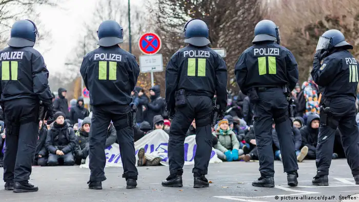 Deutschland AfD Parteitag - Gegendemonstration (picture-alliance/dpa/P. Steffen)