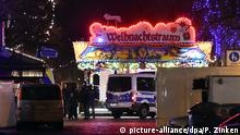 Polizisten sperren am 01.12.2017 die Straßen um einen Weihnachtsmarkt in der Innenstadt von Potsdam ab. An dem Weihnachtsmarkt haben Bombenentschärfer am Freitag ein verdächtiges Paket unschädlich gemacht. Ein Lieferdienst hatte es in einer Apotheke in unmittelbarer Nähe der Buden abgegeben. Foto: Paul Zinken/dpa | Verwendung weltweit