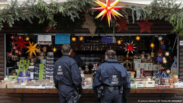 Deutschland Polizeistreife auf dem Weihnachtsmarkt in Potsdam (picture-alliance/AP Photo/M. Schreiber)