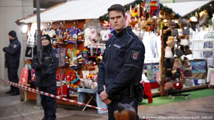 Deutschland Weihnachtsmarkt in Potsdam (picture alliance/Geisler-Fotopress/S. Gabsch)