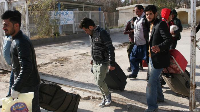 ایران، افغانستان و کمیساریای عالی سازمان‌ملل متحد موافقتنامه سه‌جانبه‌ای را امضا کرده‌اند که طرفین را به رعایت مفاد آن مستلزم می‌سازد. این توافقنامه تاکید می‌کند: «بازگشت باید داوطلبانه، عزتمند و مرحله‌وار باشد و بازگردانده‌شدگان باید شامل برنامه‌های اولویت ملی و همبستگی ملی گردند تا از بابت سرپناه، معیشت، اشتغال و دسترسی به خدمات اولیه تشویش نداشته باشند.»
