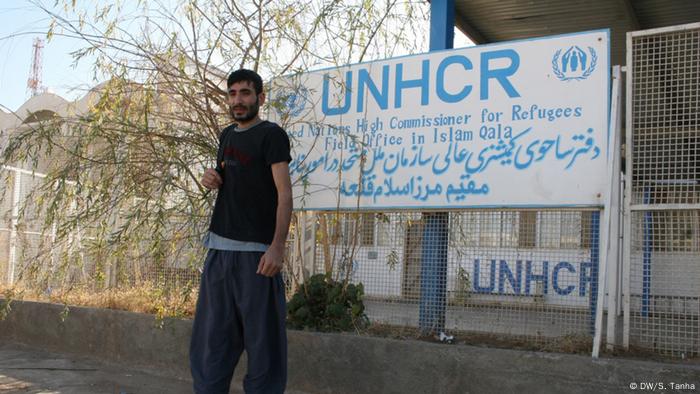 برخی از مهاجران اخراج شده ادعا می‌کنند که نیروهای نظامی ایران با آنان برخورد غیرانسانی داشته‌اند. این جوان در هوای سرد زمستان، پس از بازداشت با این وضع از ایران اخراج شده است.
