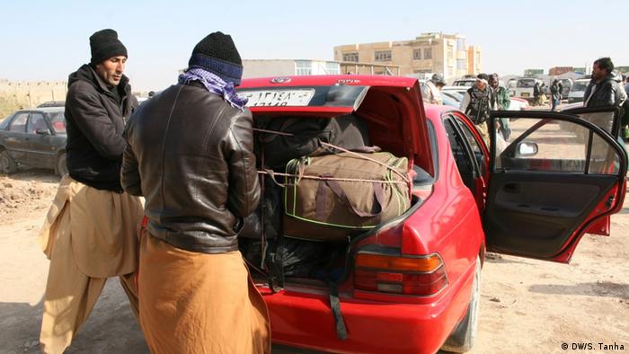 اخیرا سرکنسول ایران در هرات به خبرنگار دویچه وله گفت که کشورش سیاست سخت‌گیرانه‌ای در قبال مهاجران افغان پیش نگرفته و فقط تلاش می کند حضور اتباع در ایران را قانونمند سازد.