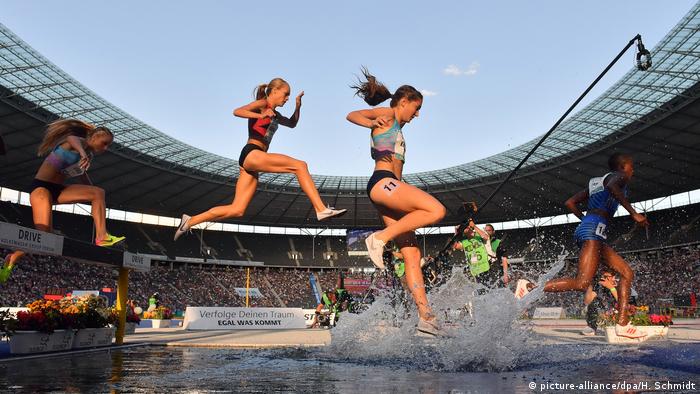 Leichtathletik, 3000-Meter-Hindernislauf, Sprung in den Wassergraben (picture-alliance/dpa/H. Schmidt)