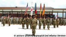epa05430069 A handout picture made available by the US Army 2nd Infantry Division shows soldiers of the 2-8 Cavalry Regiment affiliated with the US Army's 2nd Infantry Division unfurling the unit's colors at Camp Humphreys in the city of Pyeongtaek, south of Seoul, South Korea, 18 July 2016. The soldiers were taking part in a ceremony to hoist the colors following the unit's relocation from Dongducheon, north of Seoul. The relocation is part of a plan to move US bases north of Seoul to Pyeongtaek, 70 km southeast of the capital, by the end of 2017. EPA/US ARMY 2ND INFANTRY DIVISION / HANDOUT SOUTH KOREA OUT HANDOUT EDITORIAL USE ONLY +++(c) dpa - Bildfunk+++ |