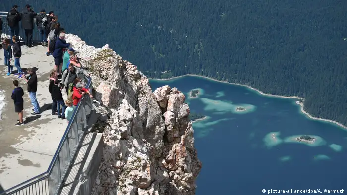 Deutschland Touristen auf der Zugspitze (picture-alliance/dpa/A. Warmuth)