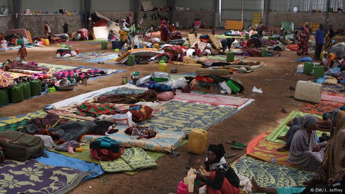 Vertriebene Oromo suchen Schutz in einem industriellen Lagerhaus