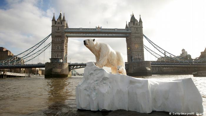 Скульптура белого медведя на Темзе