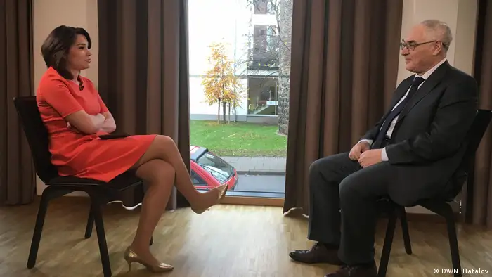 Социолог Лев Гудков во время интервью с Жанной Немцовой