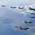 Bombardeiro B1-B acompanhado de outras aeronaves participa de manobras militares na Coreia do Sul