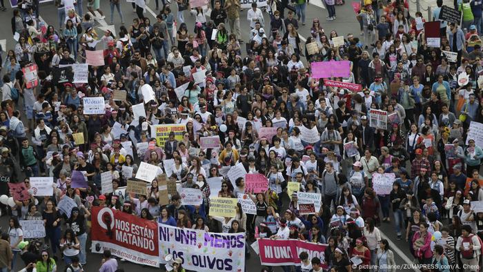 Perú Desfile gegen Frauengewalt ni uno menos en Lima (picture-alliance/ZUMAPRESS.com/A. Chero)