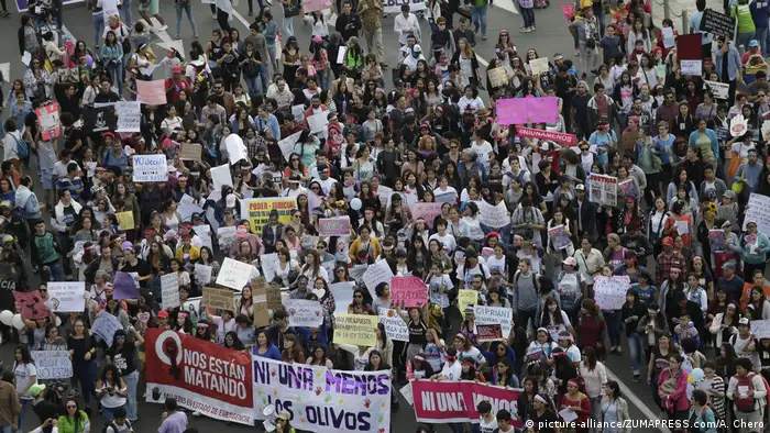 Peru Parade gegen Frauengewalt ni una menos in Lima (picture-alliance/ZUMAPRESS.com/A. Chero)