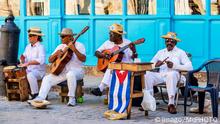 Kuba, Karibik, Südamerika. Straßenmusiker spielen auf McPWOD McPWOD
Cuba Caribbean South America Street musicians Play on McPWOD McPWOD