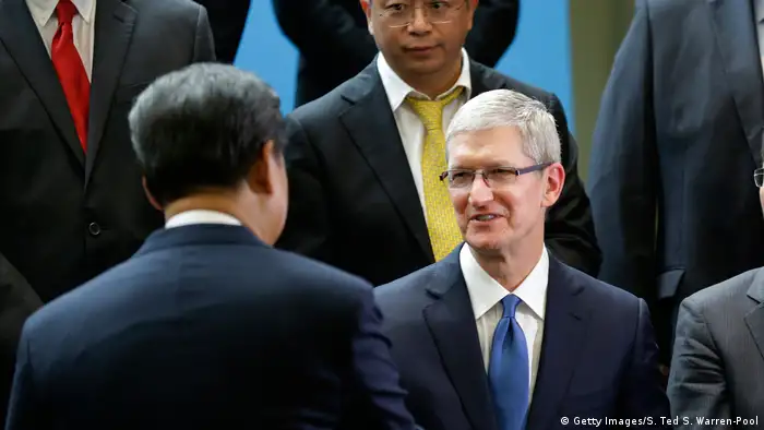 Chinese President Xi Jinping begrüßt Apple-Geschäftsführer Tim Cook