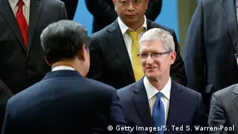 Chinese President Xi Jinping begrüßt Apple-Geschäftsführer Tim Cook