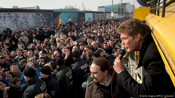 Der amerikanische Schauspieler und Sänger David Hasselhoff spricht am 17. März 2013 aus dem Van in der East Side Gallery in Berlin