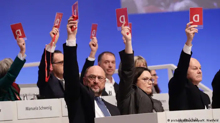Berlin Bundesparteitag SPD bei Abstimmung