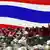 Thailändische Flagge und Demonstranten (Fotomontage: DW)