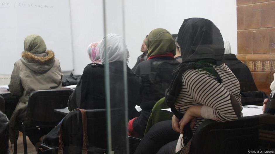 فاطمة السورية تصنع الرايات في بوخارست برومانيا سياسة واقتصاد تحليلات معمقة بمنظور أوسع من Dw Dw 12 12 2017