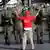 Ein Demonstrant in rotem Hemd stellt sich vor Soldaten (Foto: AP)