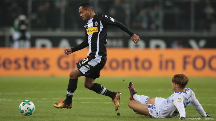 Mönchengladbachs Raffael im Zweikampf gegen Schalkes Amine Harit. Foto: Imago