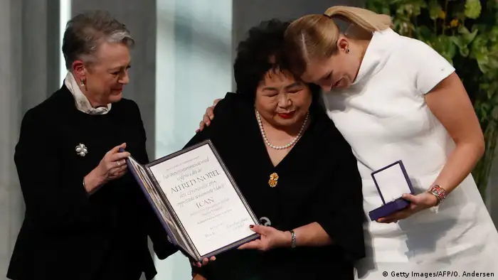 مديرة الحملة الدولية للقضاء على الاسلحة النووية (آيكان) بياتريس فين والناجية من القصف النووي في هيروشيما سيتسوكو ثورلو تتسلمان جائزة نوبل للسلام 2017