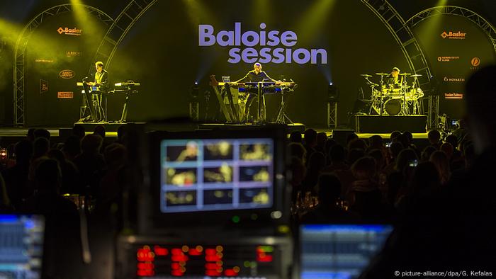 Schiller auf der Bühne bei Baloise Session in Basel. (picture-alliance/dpa/G. Kefalas)